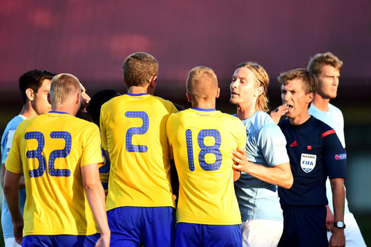 Malmö FFs Markus Halsti (höger) knuffas med Ventspils