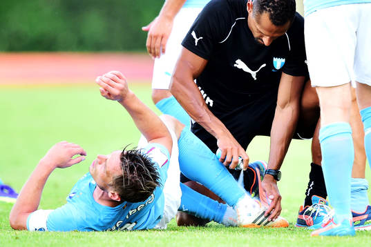 Malmö FFs Markus Rosenberg behandlas med kylspray