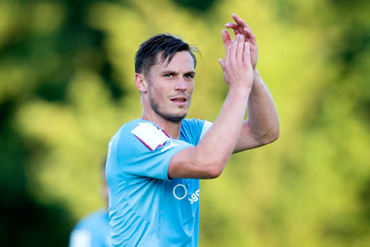 Malmö FFs Markus Rosenberg tackar publiken när han byts ut