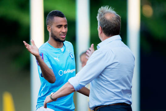 Malmö FFs Isaac Kiese Thelin gratuleras av tränare Åge