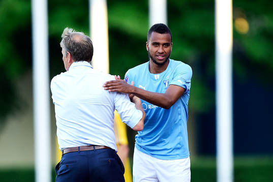 Malmö FFs tränare Åge Hareide kramar om Isaac Kiese