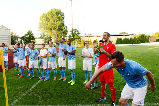 Malmö FFs spelare jublar med publiken