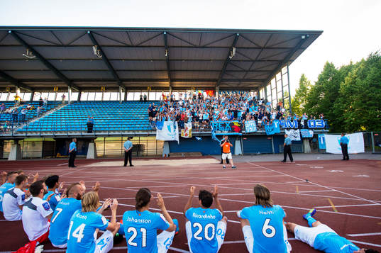 Malmö FFs spelare sätter sig framför klacken som sjunger