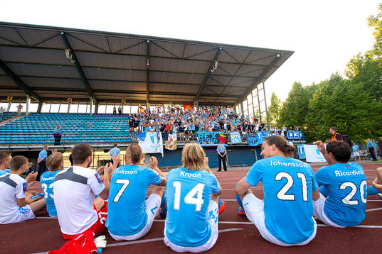 Malmö FFs spelare sätter sig ner medan klacken sjunker