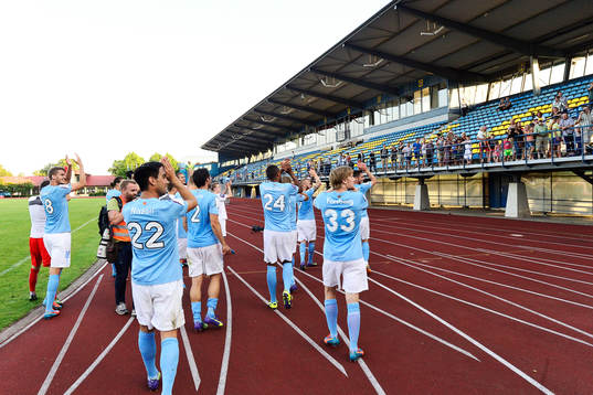 Malmö FFs spelare jublar med publiken