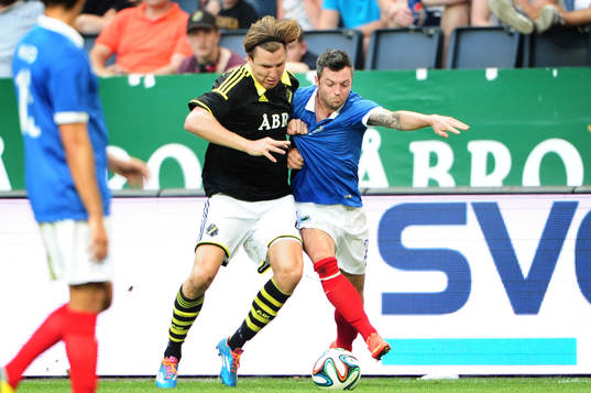 s Nils-Eric Johansson i kamp om bollen med Linfields Ivan