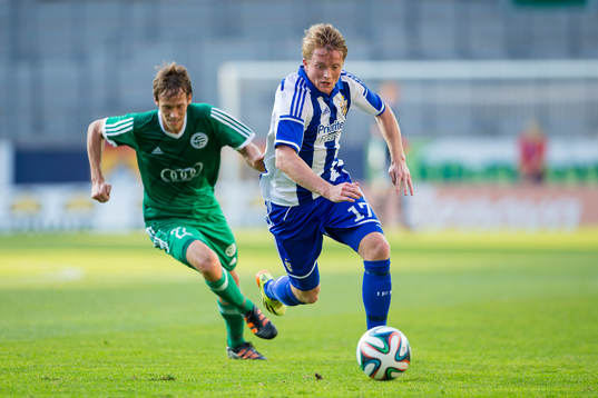 IFK Göteborgs Sam Larsson springer förbi Györis Michal