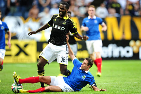 s Henok Goitom i kamp om bollen med Linfields Sean Ward