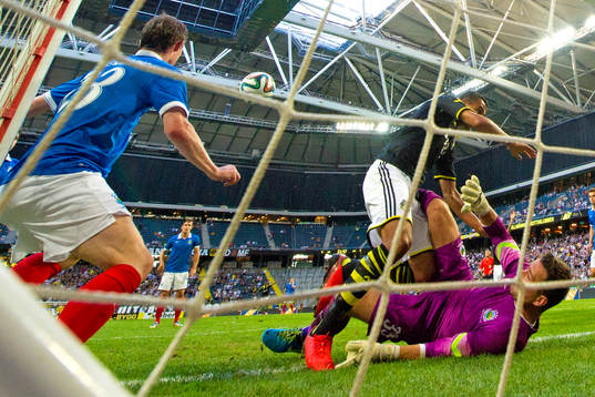s Nabil Bahoui kolliderar med Linfields målvakt Jonny