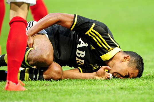 s Nabil Bahoui ligger kvar på plan med smärtor
