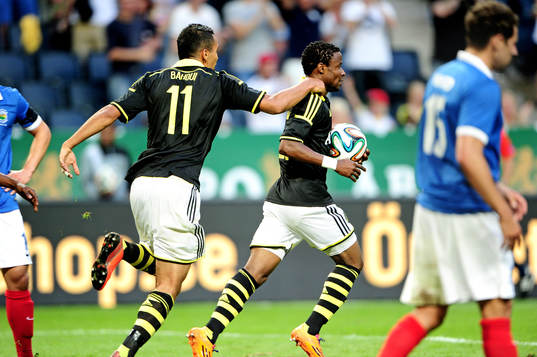 s Nabil Bahoui gratulerar Kennedy Igboananike