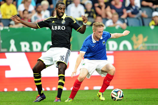 s Henok Goitom och Linfields Aaron Burns