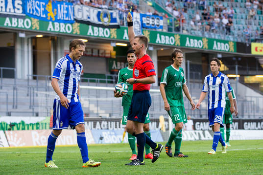 IFK Göteborgs Ludwig Augustinsson får gult kort för