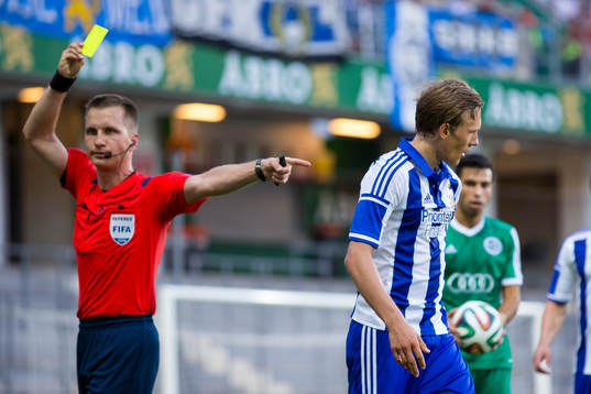 IFK Göteborgs Ludwig Augustinsson får gult kort för