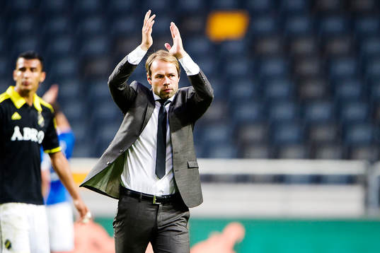 s tränare Andreas Alm tackar publiken