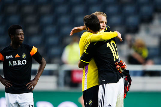 s målvakt Patrik Carlgren kramar om Celso Borges