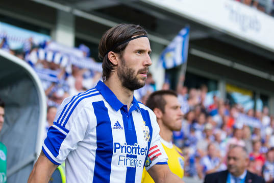IFK Göteborgs Mattias Bjärsmyr på väg ut till