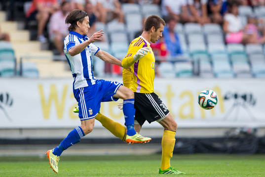 IFK Göteborgs Lasse Vibe jagar Györis målvakt Milos Kosic