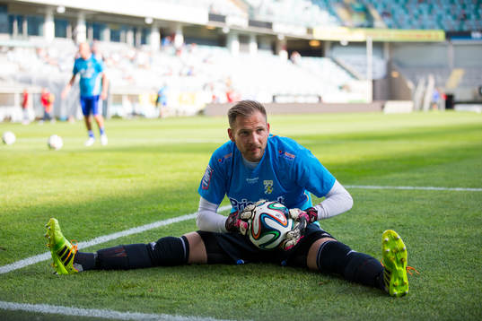 IFK Göteborgs målvakt John Alvbåge värmer upp innan