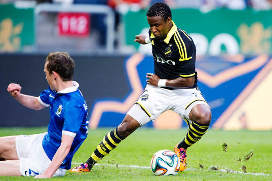 s Kennedy Igboananike fintar undan Linfields Reece