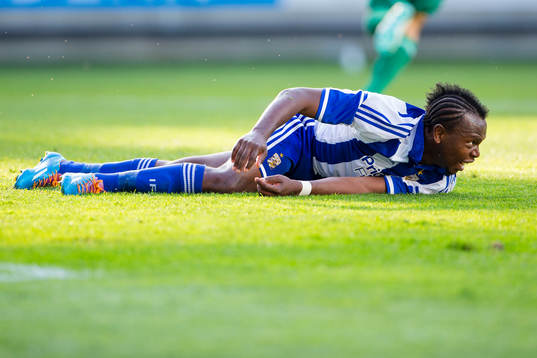 IFK Göteborgs May Mahlangu liggande