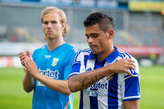 IFK Göteborgs Daniel Sobralense lämnar planen med ont i