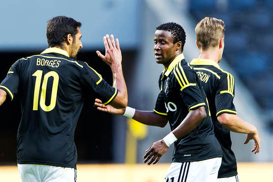 s Celso Borges ger Kennedy Igboananike en high five