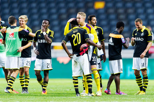 s målvakt Patrik Carlgren kramar om Ibrahim Moro