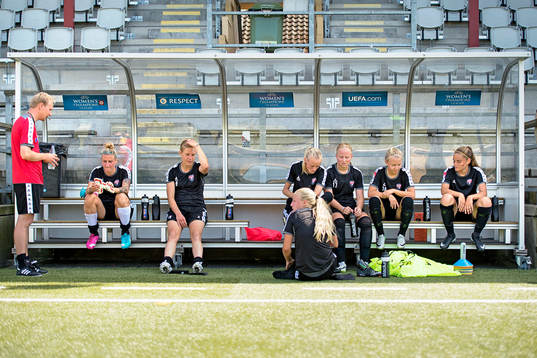 FC Rosengårds spelare pustar ut på bänken