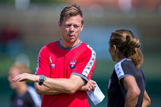 Rosengårds tränare Markus Tilly pratar med Marta Vieira
