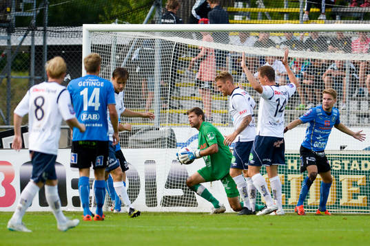 Gefles målvakt Emil Hedvall håller i bollen
