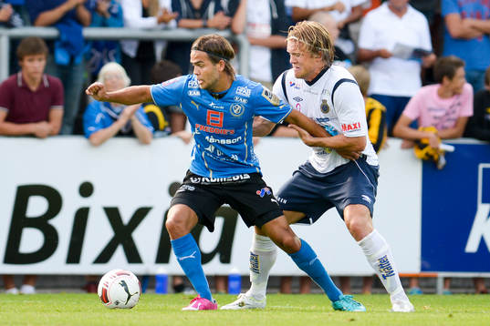 Halmstads Kristinn Steindorsson håller undan Gefles Anders
