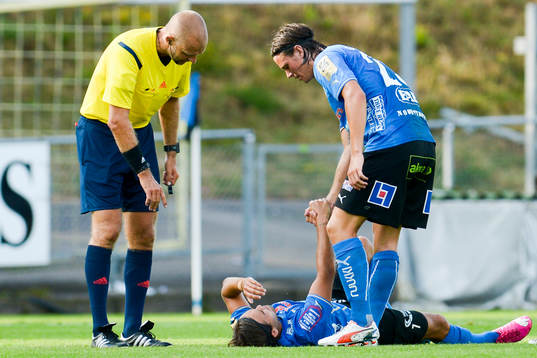 Halmstads Kristinn Steindorsson ligger skadad på gräset