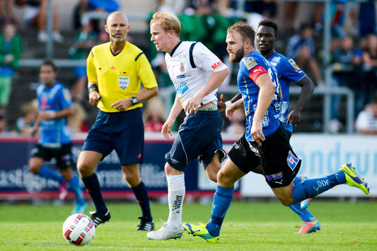 Halmstads Jesper Westerberg jagar Gefles Simon Lundevall