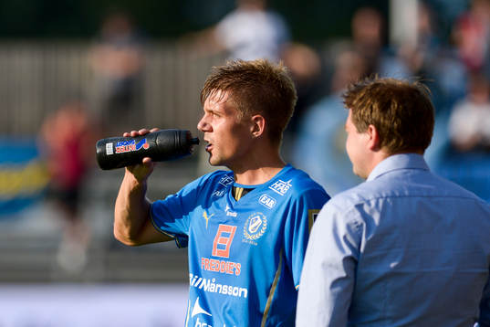 Halmstads Mikael Boman dricker vatten framför tränare