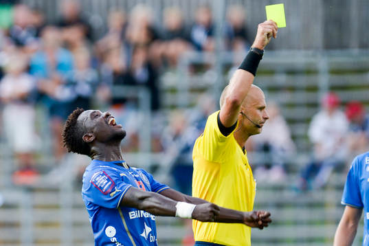 Domare Michael Lerjéus varnar Halmstads King Osei Gyan
