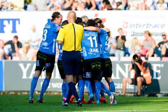 Halmstads spelare samlas och firar 2-0 genom Antonio Rojas