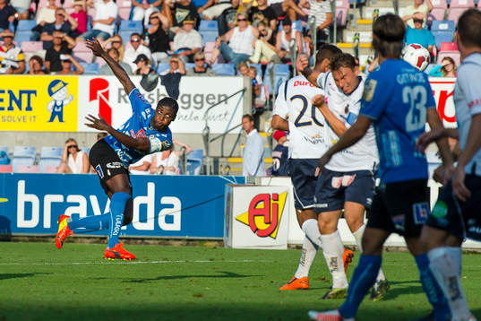 Halmstads Joseph Baffo klipper till på volley