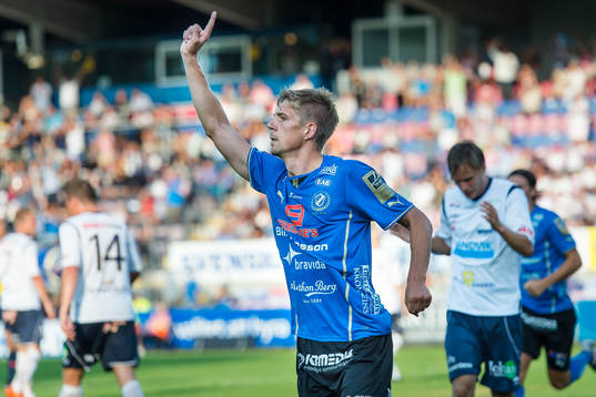 Halmstads Mikael Boman har gjort 1-0 och jublar