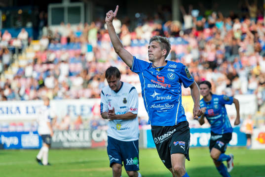 Halmstads Mikael Boman har gjort 1-0 och jublar