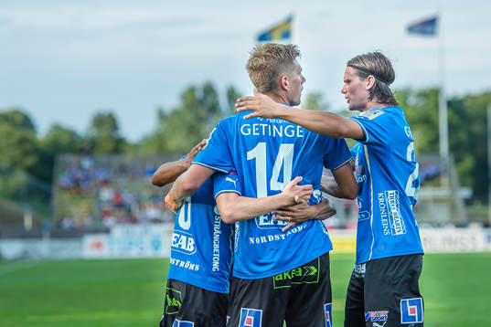 Halmstads Mikael Boman har gjort 1-0 och jublar
