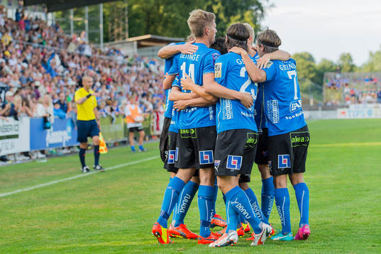 Halmstads Mikael Boman har gjort 1-0 och jublar