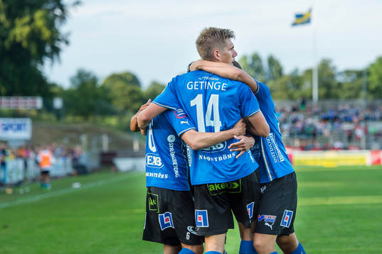 Halmstads Mikael Boman har gjort 1-0 och jublar