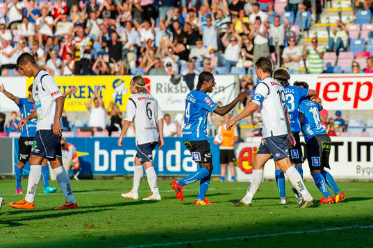Halmstads Antonio Rojas har ökat på till 2-0 och jublar