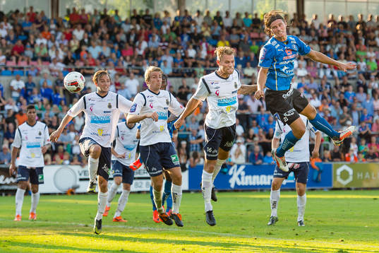 Halmstads Marcus Antonsson nickar strax utanför