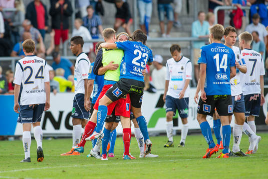 Halmstads spelare jublar medans Gefle spelarna deppar