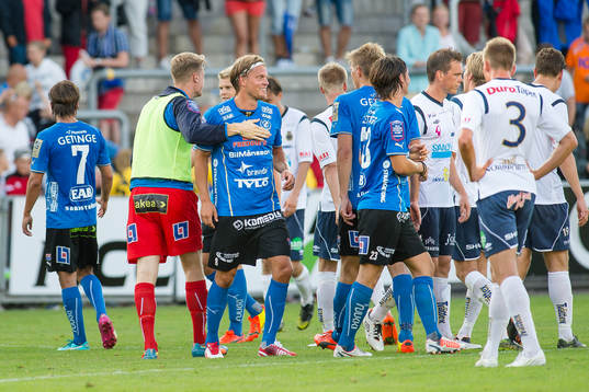 Halmstads spelare jublar medans Gefle spelarna deppar