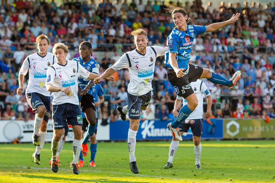 Halmstads Marcus Antonsson nickar strax utanför