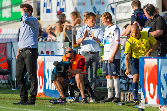 Gefles tränare Roger Sandberg instruerar