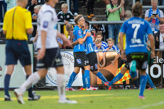 Halmstads Kristoffer Fagercrantz har gjort 3-1 och jublar